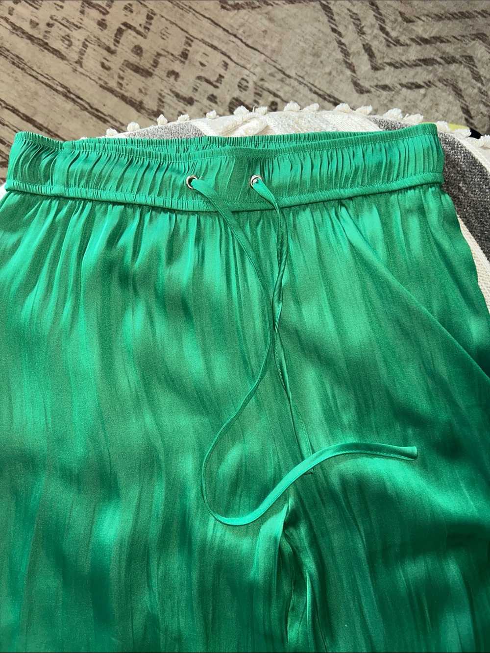 Green Wide-Leg Satin Pants with Elastic Waist - Picture 3 of 4